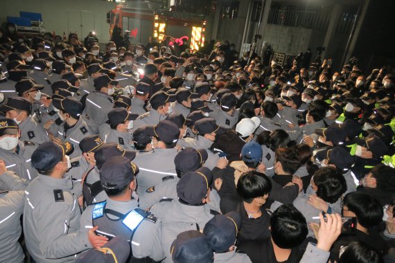 [인천=뉴시스] 김동영 기자 = 제20대 대통령 선거 투표가 종료된 10일 새벽 인천 부평구 삼산월드체육관 주차장에서 경찰이 유튜브 채널 '가로세로연구소(가세연)'측 및 일부 인천시민들과 투표함 이송을 두고 대치하던 중 강제로 투표함을 빼앗고 있다. 2022.03.10. dy0121@newsis.com