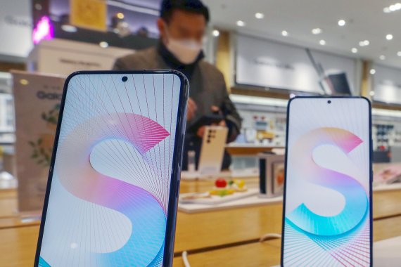삼성전자 플래그십 스마트폰 신제품인 '갤럭시S22' 2022.2.24/뉴스1 © News1 민경석 기자
