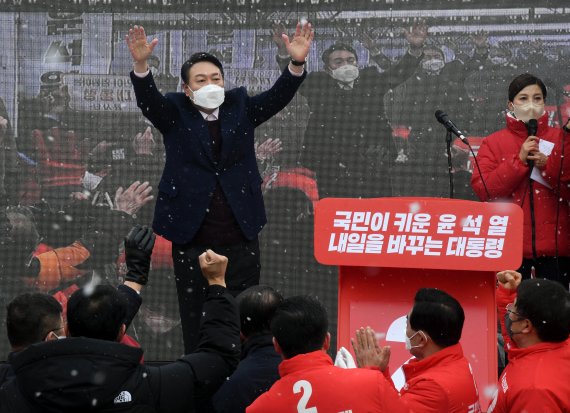 윤석열 국민의힘 대선 후보가 16일 오전 광주 광산구 송정매일시장을 찾아 유권자들에게 지지를 호소하고 있다. 2022.2.16 /사진=뉴스1