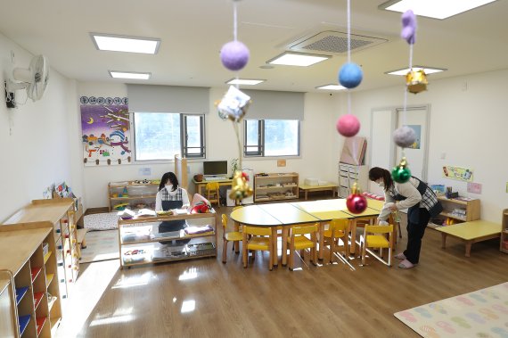 한 어린이집에서 교사들이 교실 방역작업을 하는 모습. /뉴스1 © News1 공정식 기자