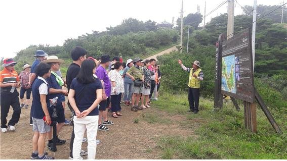 인천시는 올 연말까지 국가지질공원인 백령도와 대청도, 소청도에서 지질공원 해설 서비스를 실시한다. 문화해설사가 지질공원에 대해 관광객들에게 설명하고 있다.