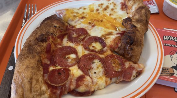 노브랜드 투머치 페퍼로니·올어바웃 치즈 피자 제품. © 뉴스1 신민경 기자