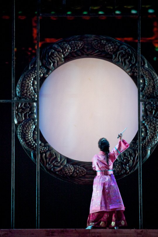 위부터 발레 '춘향', 오페라 '왕자, 호동'