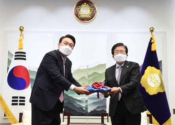 윤석열 대통령 당선인이 10일 오후 서울 여의도 국회에서 박병석 국회의장을 예방해 선물을 전달받고 있다. (공동취재사진) /사진=뉴시스