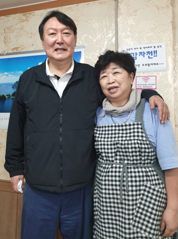 [강릉=뉴시스] 김경목 기자 = 윤석열 대통령 당선인이 지난해 5월29일 강원도 강릉시 금학동 단골 식당 '감자바우'에서 이경숙 대표와 포즈를 취하고 있다. (사진=독자 제공) 2021.05.31. photo@newsis.com *재판매 및 DB 금지