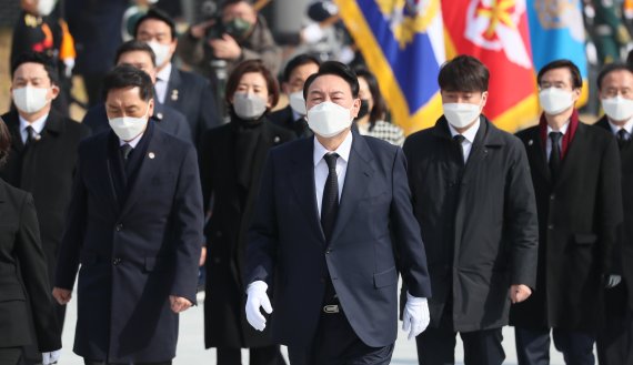 윤석열 제20대 대통령 당선인이 10일 오전 서울 동작구 국립서울현충원을 참배하기 위해 이동하고 있다. 윤 당선인은 이날 첫 공식 일정으로 현충원을 참배한 뒤 당선 기자회견을 하기 위해 국회도서관으로 이동했다. 사진=박범준 기자