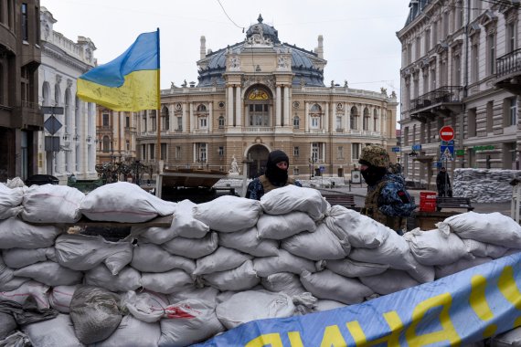 우크라이나군 병사들이 지난 10일(현지시간) 우크라이나 오데사의 국립 오페라 발레 극장 앞에서 경비를 서고 잇는 모습.로이터뉴스1