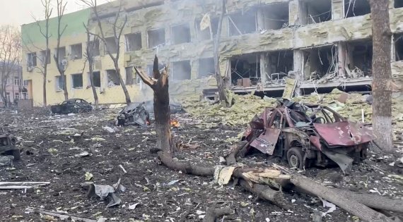 러시아군의 공격으로 파괴된 우크라이나 마이우폴의 산부인과병원 소아병동 잔해에서 9일(현지시간) 연기가 나고 있다. 로이터뉴스1