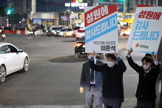 "차로 들이받겠다" 협박에도..이준석 광주교차로에 팻말 들고 섰다