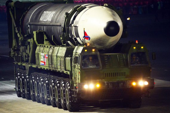 북한의 신형 대륙간탄도미사일(ICBM) '화성-17형'. 북한 조선중앙TV가 2020년 10월 10일 오후 방송한 북한 노동당 창건 75주년 경축 열병식에서 첫 등장했다.바퀴가 22개(22륜, 11축형) 달린 신형 이동식 발사차량에 탑재됐다. 길이 23~24m, 직경 2m가 넘는 것으로 관측된다. 세계 최대의 액체연료형 이동식 ICBM으로 평가된다. 화성-15형의 9축형 이동식 발사대도 세계 최대급이었는데 북한은 세계에서 가장 바퀴가 많이 달린 ‘몬스터급’ ICBM 이동식 발사대를 만들어낸 것이다. 사진=조선중앙TV 캡처