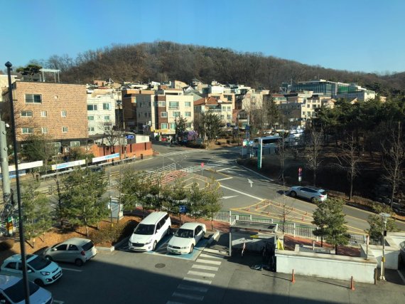 문원체육공원 앞 현 교차로 모습.