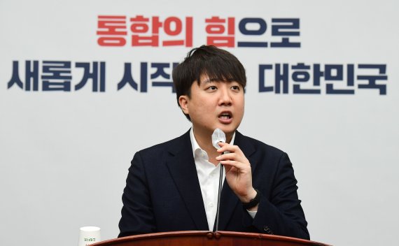 잇따른 '이준석 선거전략' 비판.. "여성혐오 갈라치기 전술 실패"