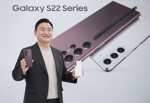 삼성전자 MX사업부장 노태문 사장이 지난 2월10일 온라인으로 진행된 '갤럭시 언팩 2022' 행사에서 '갤럭시 S22 울트라'(왼쪽)와 '갤럭시 S22'를 소개하고 있다. (삼성전자 제공) 2022.2.10/뉴스1