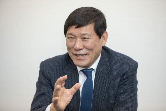 KBO, ex-jogador de beisebol Huh Gu-yeon foi indicado como comentarista para presidente