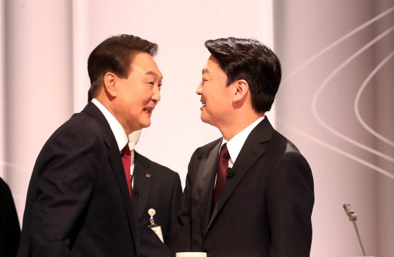 국민의힘 윤석열, 안철수 대선 후보가 25일 서울 마포구 SBS 프리즘타워 오디토리움에서 열린 중앙선거관리위원회 주관 두 번째 TV 토론회에 앞서 인사하고 있다. 2022.02.25. /사진=뉴시스