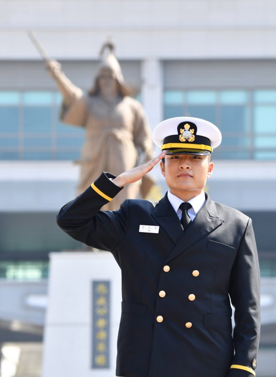 해군사관학교 제76기 졸업·임관식에서 대통령상을 수상한 안도현 해군 소위. 사진=해군 제공