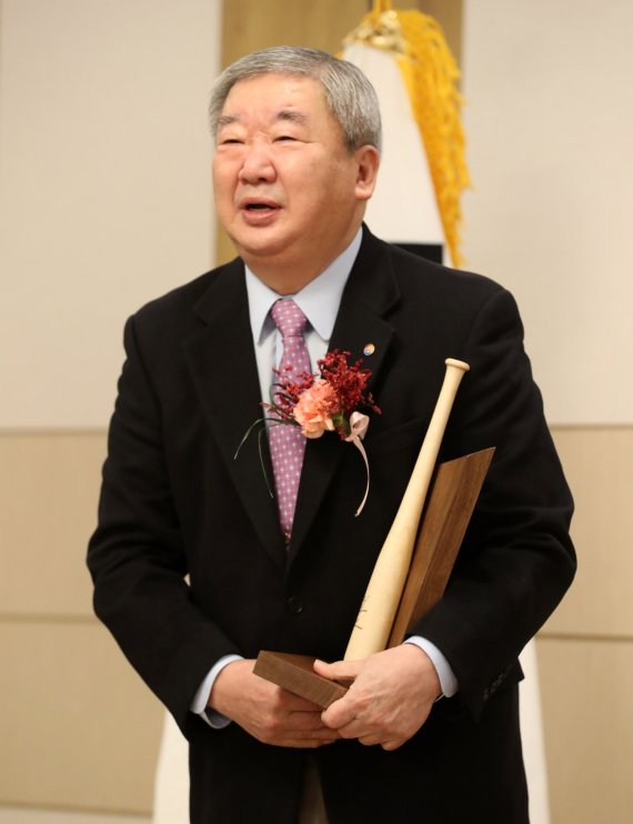 【서울=뉴시스】박진희 기자 = 구본능 KBO 전임총재가 3일 서울시 강남구 캠코양재타워에서 KBO 총재 퇴임식을 하고 있다. 2018.01.03.pak7130@newsis.com