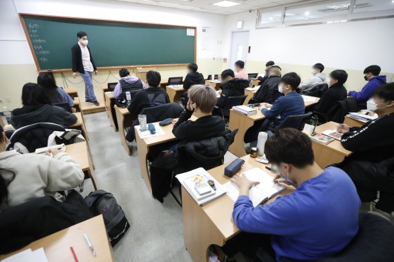 [서울=뉴시스]고승민 기자 = 서울 강남종로학원 대치관에서 수강생들이 거리를 두어 수업을 하고 있다. 2021.01.18. kkssmm99@newsis.com