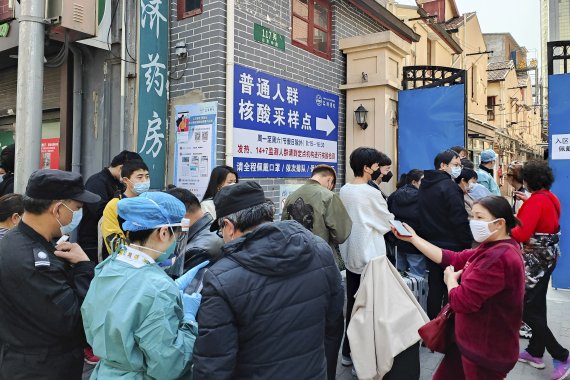 People line up for coronavirus tests outside a hospital in Shanghai, Friday, March 11, 2022. China has ordered a lockdown of the 9 million residents of the northeastern city of Changchun amid a new spike in COVID-19 cases in the area. (Chinatopix via AP) /뉴시스/AP /사진=뉴시스 외신화상