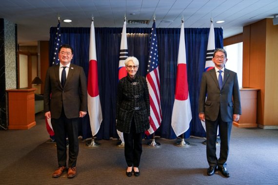 Vice-ministros das Relações Exteriores da Coreia do Sul, Estados Unidos e Japão ao redor 