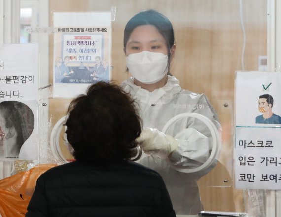 11일 서울 중구 서울역광장에 마련된 선별진료소를 찾은 시민들이 신종 코로나 바이러스 감염증(코로나19) PCR 검사를 받고 있다. © News1 허경 기자