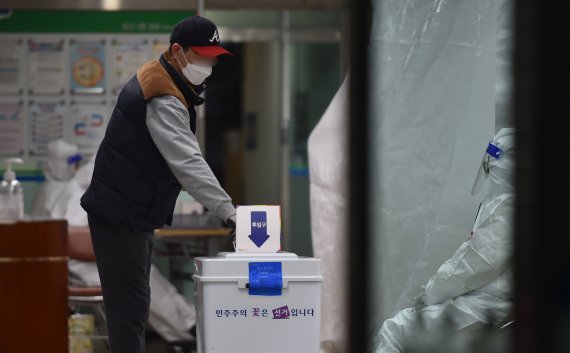 [대구=뉴시스] 이무열 기자 = 제20대 대통령선거일인 지난 9일 오후 대구 북구 침산3동행정복지센터 사무실에 마련된 제1투표소에서 코로나19 확진자들이 투표를 하고 있다. 2022.03.09. lmy@newsis.com