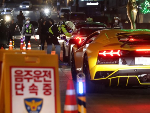 식당 영업시간이 오후 11시까지 조정된 이후 첫 금요일을 맞은 11일 밤 서울 강남구 압구정동 유흥가에서 경찰이 음주 운전 단속을 하고 있다. /사진=뉴시스