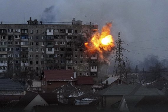 [마리우폴=AP/뉴시스] 11일(현지시간) 우크라이나 마리우폴의 한 아파트가 러시아군 전차의 포격으로 폭발하고 있다. 2022.03.12.