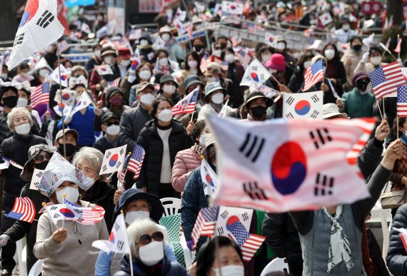 행정안전부+보수단체들의 '태극기' 행사 논란