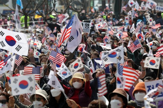 경찰, '선거유세 형식 꼼수 집회' 전광훈 목사 수사 착수