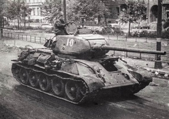 T-34는 1940년에 도입된 구소련의 중형전차로 제2차 세계 대전 중 바르바로사 작전에 맞서 붉은 군대에 배치된 것으로 유명하다. 6·25전쟁 당시 북한군의 이 전차를 앞세워 남침, 국군은 속수무책으로 3일 만에 서울이 함락당했다. 76.2mm(3인치) 전차포는 동시대 전차보다 강력했으며 60도 경사 장갑은 대전차 무기에 대한 우수한 보호 기능을 제공했다. T-34는 2차 세계대전 전쟁 기간 구소련 기갑군의 주력이었다. 전선의 요구를 충족시키기 위해 지속해서 개선되고 합리화돼 T-34는 더 빠르고 저렴하게 생산할 수 있었다. 일반