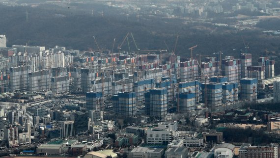 윤석열 국민의힘 후보가 이재명 더불어민주당 후보를 제치고 제20대 대통령으로 선출됐다. 야당 소속의 후보가 당선되면서 부동산 정책 기조의 큰 변화가 예상된다. 사진은 서울 송파구 롯데월드타워 서울스카이에서 바라본 강동구 둔촌주공아파트 재건축 현장. 2022.3.10/뉴스1 © News1
