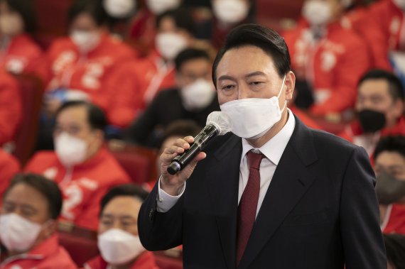 윤석열 대통령 당선인이 10일 새벽 제20대 대통령 선거에서 당선을 확정 지은 후 국회 도서관에 마련된 개표 상황실을 찾아 감사인사를 하고 있다. 2022.3.10/뉴스1 © News1 구윤성 기자