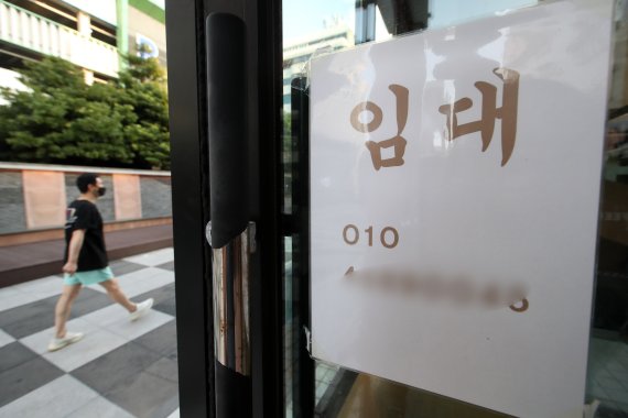 [제주=뉴시스] 우장호 기자 = 제주 지역 사회적 거리두기 4단계 격상 첫날인 18일 오후 제주시 연동 누웨모루 거리의 한 상점 앞에 '임대' 안내문이 붙어 있다. 2021.08.18. woo1223@newsis.com