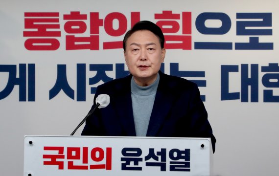 당선 후 첫 주말 반려견 '토리'와 시간 보낸 윤석열 오늘은 통의동 출근