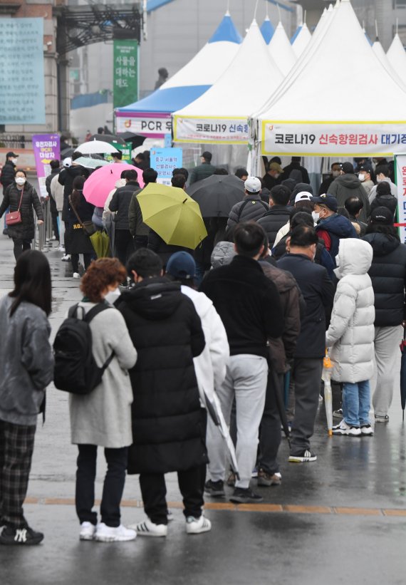 코로나19 신규 확진자가 35만190명 발생한 13일 서울역 광장에 마련된 임시선별검사소를 찾은 시민들이 검사를 받기 위해 대기하고 있다. 사진=김범석 기자