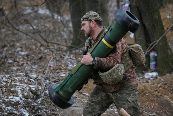 지난달 13일 우크라이나 키이우 인근에서 우크라이나 군인이 미국의 재블린 대전차 미사일 발사대를 옮기고 있다.로이터뉴스1