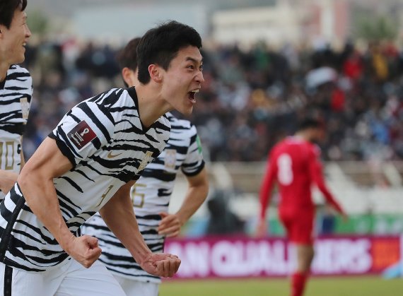 27일 오후(현지시간) 레바논 시돈의 사이다 시립 경기장에서 열린 '2022 카타르월드컵 아시아 최종예선 A조 7차전' 대한민국과 레바논의 경기에서 조규성이 선취골을 넣은 후 세리머니를 하고 있다. 2022.1.27/뉴스1 © News1 김진환 기자