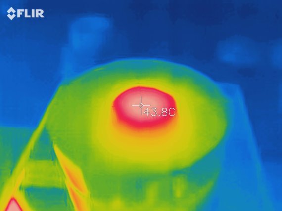 한천과 나무 섬유소로 만든 태양광 해수담수화 소재가 햇빛을 받아 최대 43.8도까지 올라갔다. 김성균 교수 제공