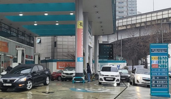 13일 오후 리터당 휘발유 가격이 서울 최저 수준인 성북구 종암동의 한 주유소에 차량들이 줄을 지어 서 있다. © 뉴스1