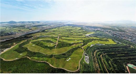 수도권매립지관리공사는 오는 5월 2일부터 인천 드림파크 골프장(36홀)의 입장료를 평균 10만9000원에서 15만1000원으로 38.5% 인상한다.