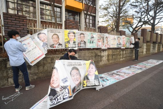 제20대 대통령선거를 마친 10일 대전 중구청 직원들이 관내 붙어 있는 선거 벽보를 철거하고 있다. 2022.3.10/뉴스1 © News1 김기태 기자