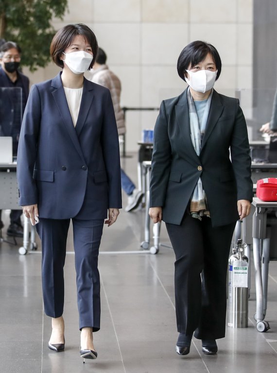 [성남=뉴시스] 정병혁 기자 = 최수연 네이버 신임 대표이사와 한성숙 전임 대표이사가 14일 오전 경기 성남시 네이버 그린팩토리에서 열린 주주총회를 마친 뒤 이동하고 있다. 2022.03.14. jhope@newsis.com