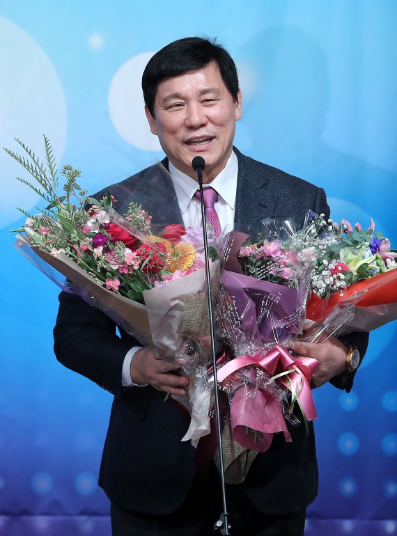 Associação de Atletas, Il Gu-hoe, Han Eun-hoe e Huh Gu-yeon apoiam novo candidato a presidente da KBO