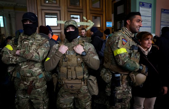 지난 3월 5일 우크라이나 리비우에서 영국 의용군들이 전선으로 떠나기 전에 함께 사진을 찍고 있다.로이터뉴스1