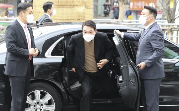 14일 윤석열 대통령 당선인이 당선 후 첫 외부 공식일정으로 서울 남대문 시장으로 간담회를 위해 도착, 차량에서 내리고 있다. 국회사진취재단