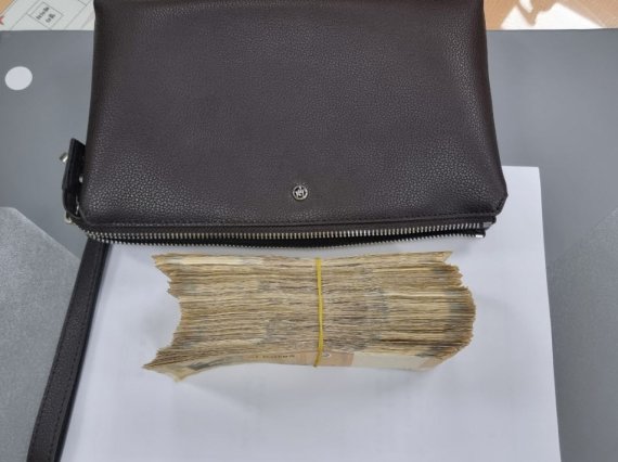 택시에서 발견된 현금 2000만원.(부산경찰청 제공) © 뉴스1
