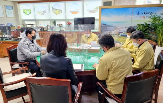 전남 무안경찰서가 무안군청에서 마을 방범용 CCTV 설치사업 실행계획을 논의하고 있다.© 뉴스1