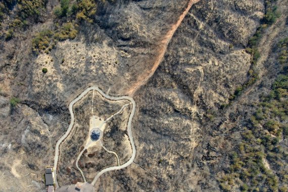 경북 울진·강원 삼척 산불 엿새째인 9일 경북 울진군 북면 고포리 도화동산 주변 일대 산림이 불에 타 까맣게 그을려 있다. 도화동산은 지난 2000년 4월 발생한 강원과 경북 일대 26,794㏊의 피해를 입힌 동해안 산불 진화를 기념해 조성한 동산으로, 안타깝게도 이번 산불을 피해가지 못했다. 산림청과 소방당국, 지자체에 따르면 이날 울진˙삼척 산불의 전체 진화율은 70%까지 높아진 상황이다. 2022.3.9/뉴스1 © News1 민경석 기자