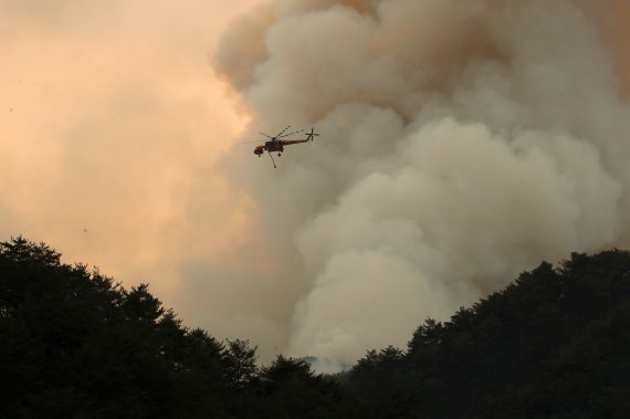 경북 울진군 산불 사흘째인 6일 오후 산림청 헬기가 울진군 북면 덕구계곡 인근 산불을 끄기 위해 안간힘을 쏟고 있다. 2022.3.6/뉴스1 © News1 공정식 기자